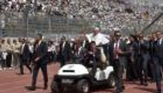 بابا الفاتيكان يقيم قداسا حاشدا في ختام زيارة تاريخية لمصر