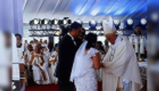 صورة.. بابا الفاتيكان يبارك زواج عروسين بقداس السلام في مصر