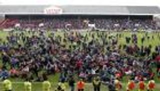 جمهور يعاقب فريقه الهابط بإلغاء آخر مبارياته