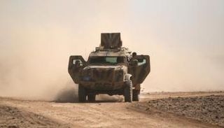 آلية تتبع قوات سوريا الديمقراطية قرب الرقة (رويترز)