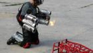 بالفيديو.. بريطاني يصنع بدلة مشابهة للرجل الحديدي