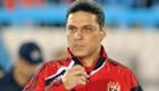 شاهد.. "نظرة" تتسبب في طرد مدرب الأهلي المصري