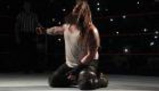 بالفيديو.. ويت يقهر أورتن في نزال "بيت الرعب"