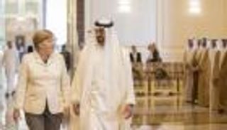 بالصور.. محمد بن زايد يستقبل ميركل لدى وصولها أبوظبي