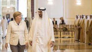 الشيخ محمد بن زايد يستقبل ميركل لدى وصولها أبوظبي