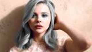 بالصور .. شعر الجدة الرمادي يعود لعالم الموضة