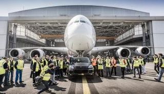 نجحت السيارة في سحب الطائرة مسافة 42 مترا