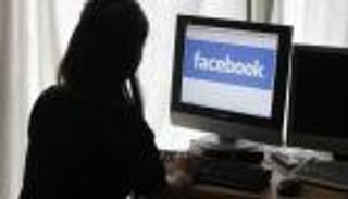 "فيس بوك" يستغل المراهقين لبيع الإعلانات