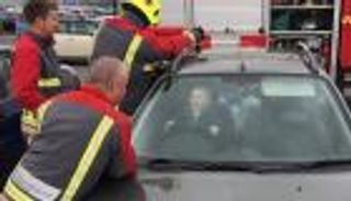 بالصور.. رضيع يحبس نفسه داخل السيارة.. كيف تم إنقاذه؟