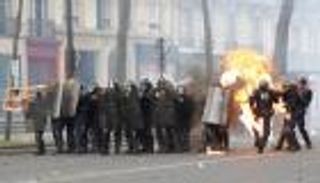 عيد عمال فرنسا.. اشتباكات ومولوتوف بين أنصار ورافضي ماكرون ولوبان