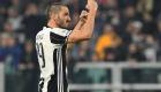 بونوتشي 30.. "المدافع المهاجم" الذي كاد يعتزل بسبب نجله