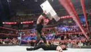 بالفيديو.. سترومان يسحق رينز  في نزال ثأري