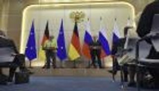 بوتين وميركل يتفقان على تحقيق مفصل في هجوم "خان شيخون"