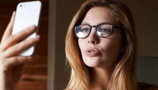 قضاء وقت طويل على مواقع التواصل يؤدي إلى العزلة