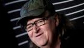 مايكل مور ينقل سخريته السياسية للمسرح