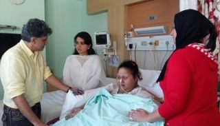 إيمان أثناء استقبالها طبيبها الهندي