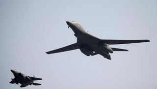 قاذفة بي-1 بي (يمين) - رويترز