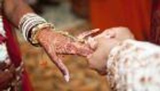 وزير هندي يهدي مضارب خشبية لعرائس في زفافهن.. والسبب؟