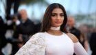 بالصور.. سونام كابور تشارك ذكريات طفولتها على أنستقرام