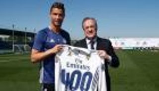 بيريز يحتفل بالهدف رقم 400 لرونالدو