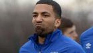 اعتقال لاعب إيفرتون واحتجازه في مصحة نفسية