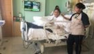 "أسمن امرأة بالعالم" تصل إلى أبوظبي لاستكمال العلاج