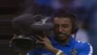 شاهد: نجم الهلال مصورا تليفزيونيا في ديربي الرياض