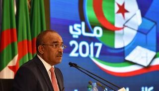 وزير الداخلية الجزائري خلال إعلان النتائج