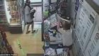 بالفيديو.. سيدة تطارد لصا حاول سرقة متجرها