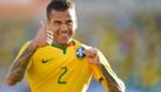 ألفيس 34.. صائد البطولات وآكل "موز" العنصرية