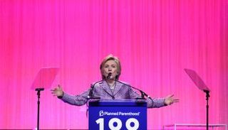 هيلاري كلينتون في أحد فعاليات تنظيم الأسرة (رويترز)