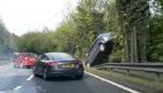 بالفيديو.. سيارة فاقدة للسيطرة كادت أن تتسبب في كارثة بلندن