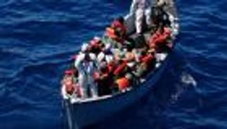 ليبيا.. هجوم مسلح على قارب يحمل 129 مهاجرا غير شرعي