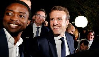 ماكرون وسط أنصاره