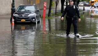 الأمطار أحدثت سيولا جارفة عطلت حركة المرور 