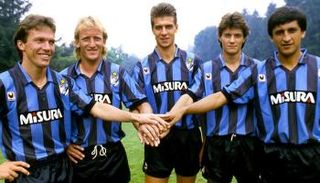 ماتيوس ودياز وبينهما مجموعة من لاعبي إنتر