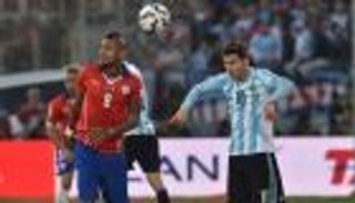 فيدال يتهكم على معاملة الفيفا الخاصة لميسي