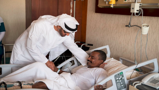 محمد بن زايد يطمئن على أحد الجنود السودانيين المصابين