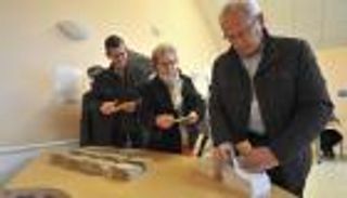 الفرنسيون يختارون الساكن الجديد لقصر الإليزيه على وقع فضيحة القرصنة