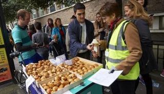 الناخبون الفرنسيون أمام إحدى اللجان في لندن (الفرنسية)