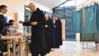 بالصور.. الفرنسيون يدلون بأصواتهم في جولة الحسم والقلق