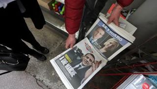 نسخ من الصحف الفرنسية في نيس (رويترز)