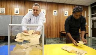 بدء إغلاق مراكز الاقتراع بالانتخابات الفرنسية