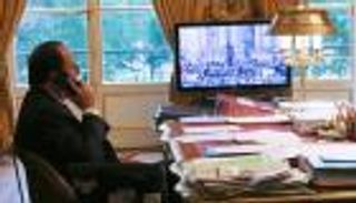 هولاند يهنئ ماكرون بحرارة.. والاتحاد الأوروبي يرحب