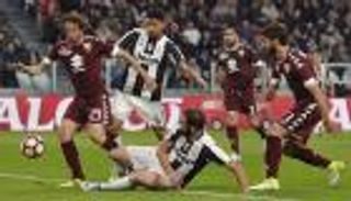 هيجوايين ينقذ يوفنتوس من الهزيمة في قمة تورينو