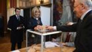 فوز ماكرون يقفز باليورو أمام الدولار