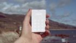 "ذا لايت".. هاتف جديد يتخلى عن تكنولوجيا العصر