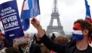 بالصور.. فرنسيون يحتفلون بماكرون على طريقتهم