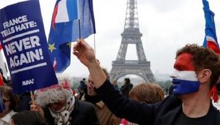  الفرنسيون يحتفلون بفوز ماكرون