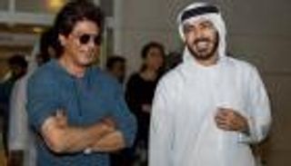 بالصور .. مفاجأة شاروخان للمرضى الأطفال بدبي